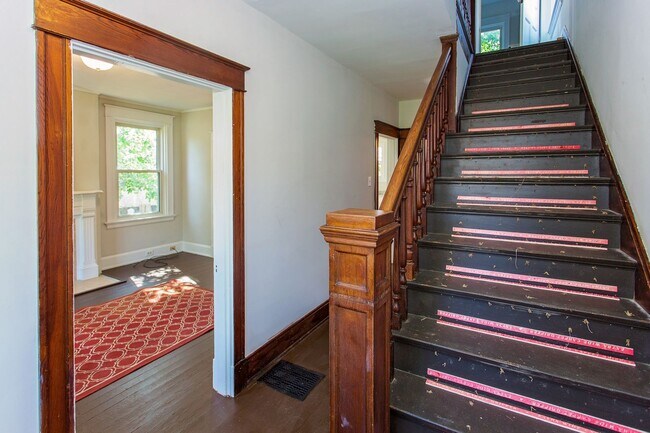 Foto del edificio - BOND HILL-  3 STORY 3 BEDRM 2 FULL BATH OPEN FLOOR PLAN w GARAGE