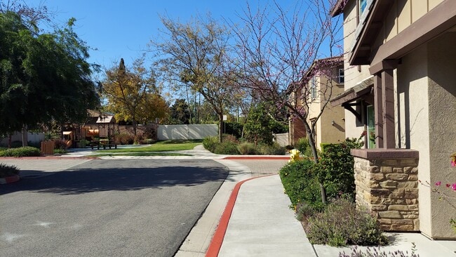 Building Photo - 561 Moonlight Dr