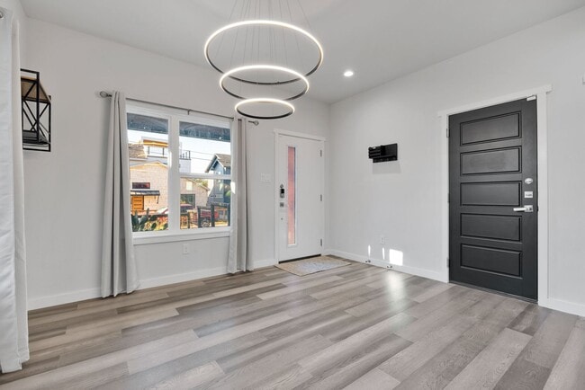 Building Photo - Modern Comfort Minutes from Downtown