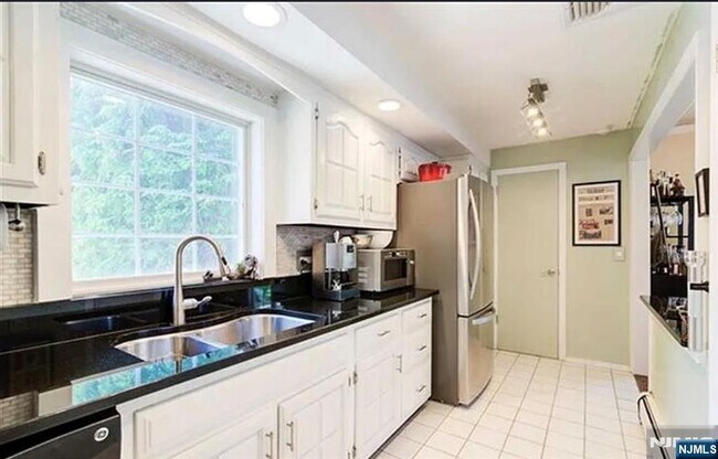 Foto del edificio - 112 Tenafly Rd