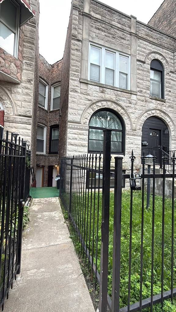 Foto del edificio - 3261 W Fulton Blvd