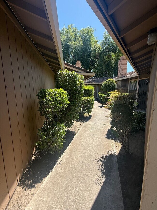 Foto del edificio - 3 Bed, 2 Bath Home with 2-Car Garage in Quail Lake Area