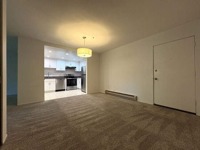 Foto del edificio - Spacious Updated 2 Bed / 2 Bath Condo with A/C, Huge Balcony & Community Pool