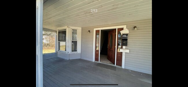 Entrada principal, con segunda entrada desde atrás. - 647 N Main St