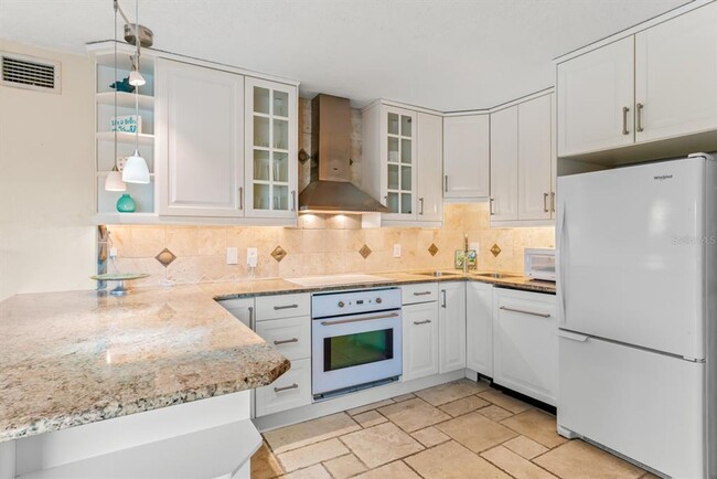 Building Photo - 2/1 Condo Indian Shores - Steps to Beach!