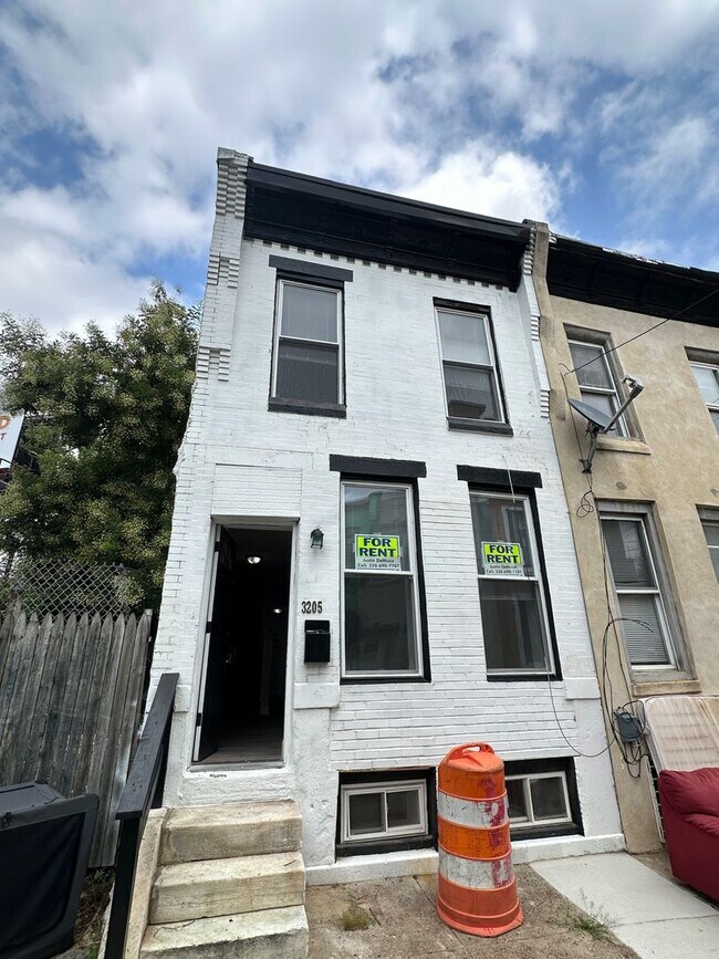 Building Photo - STUNNING NEWLY RENOVATED TWO BEDROOM HOUSE