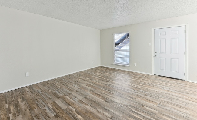 Livingroom.jpg - Canyon Creek Apartments
