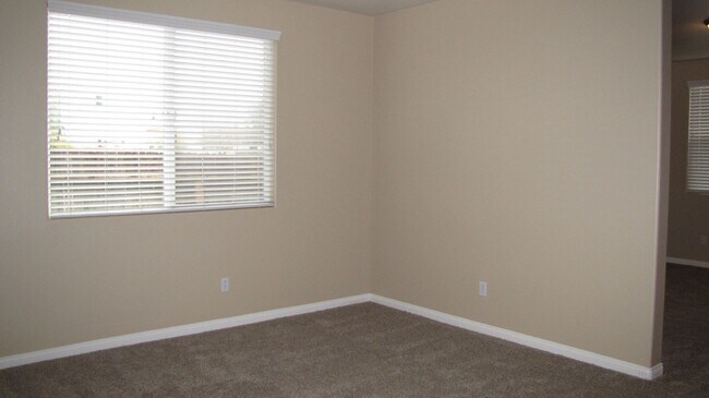 Building Photo - Silver Creek Home
