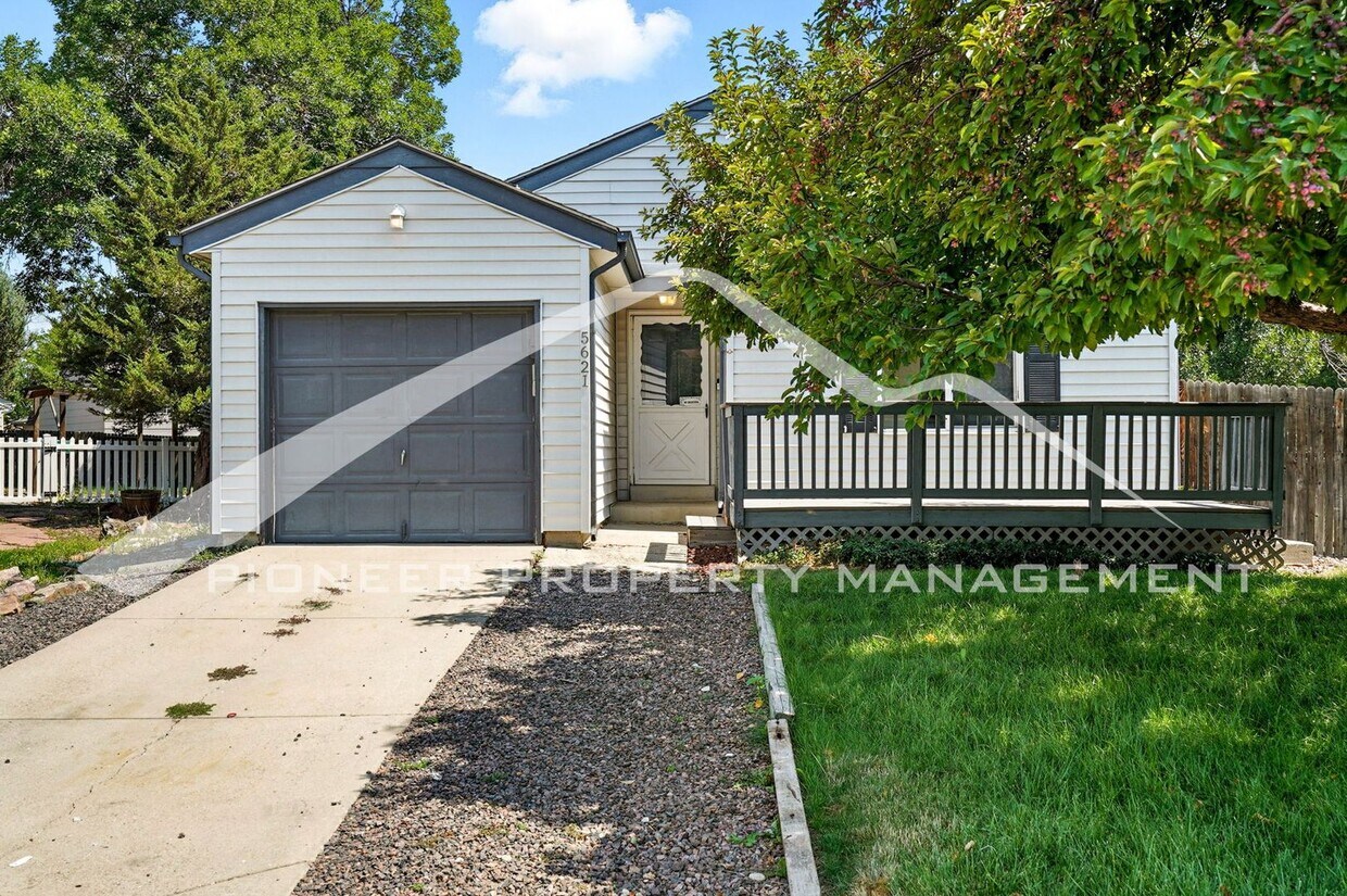 Foto principal - Spacious Home with Washer/Dryer and Storag...