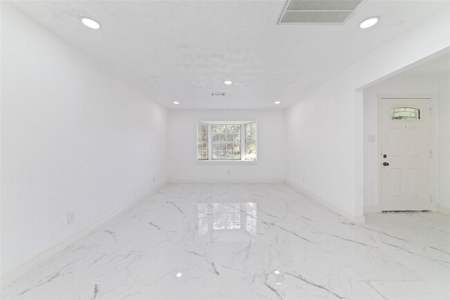 Building Photo - 9114 Mahoning Dr