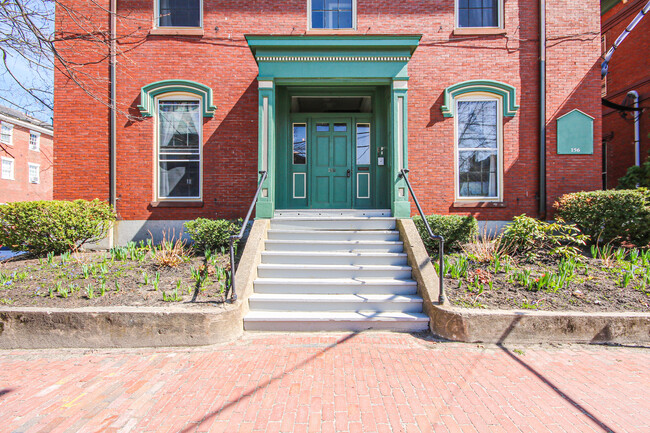 Building Photo - 158 Danforth St