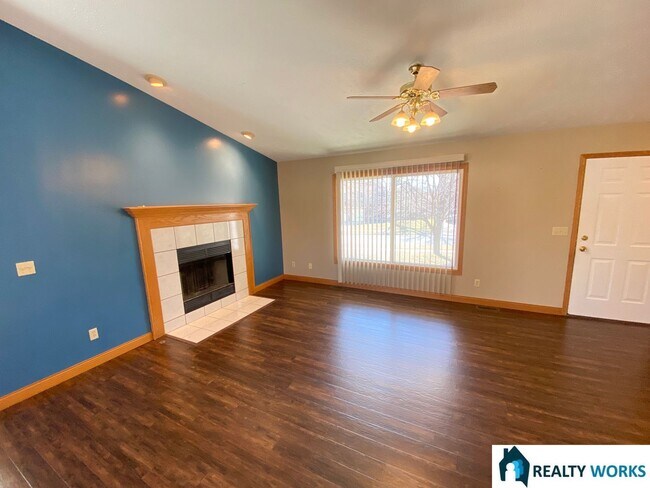 Building Photo - Large 4 bed House! -Realty Works