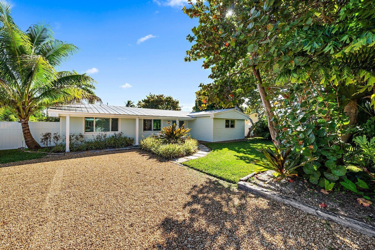 Primary Photo - 9474 SE Cove Point St