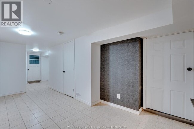 Building Photo - 1627 Marentette Ave