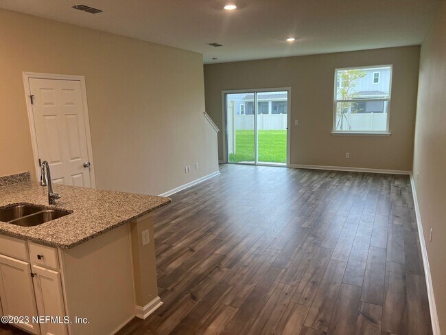 Foto del edificio - 9815 Fiddleback Ln