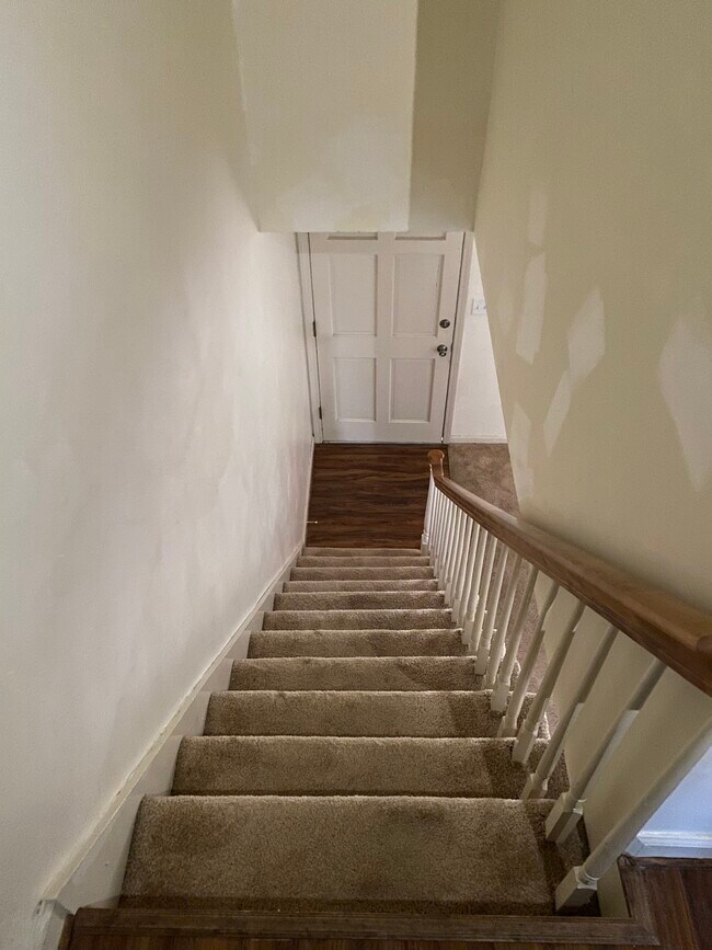 Escaleras - 265 Robin Ln