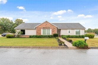 Building Photo - 1552 S Tally Ho Dr