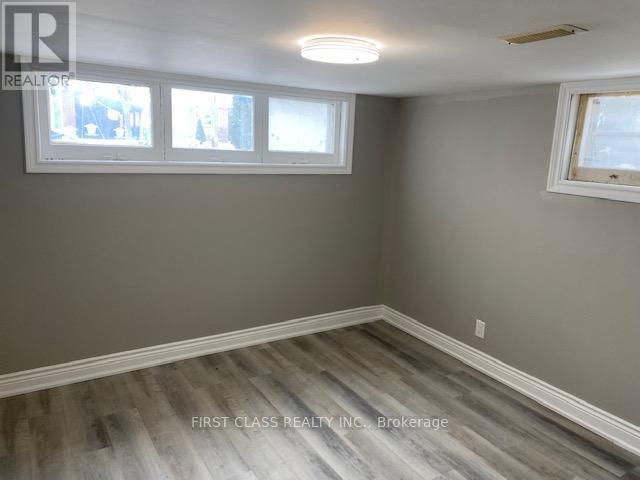 Building Photo - 20 Savarin St