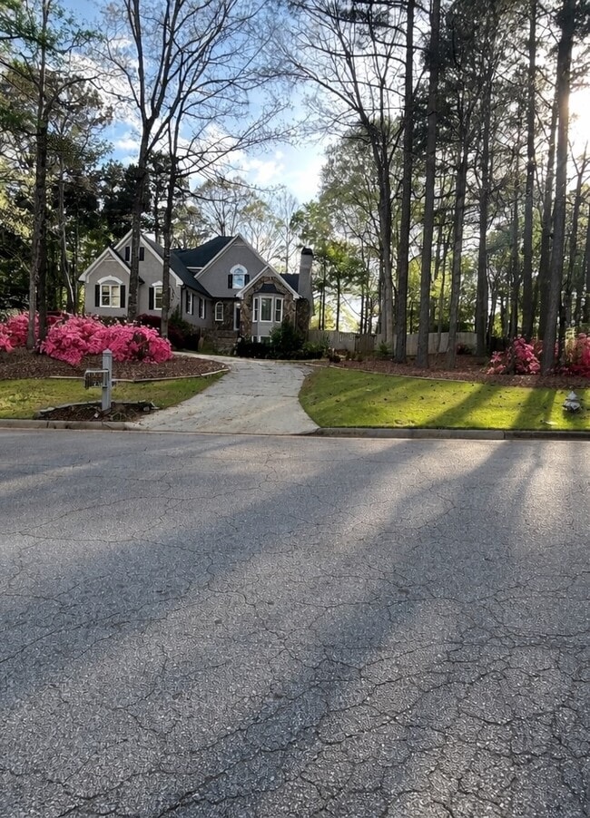 Building Photo - 1000 Lake Forest Ln