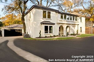 Building Photo - 417 E Hildebrand Ave