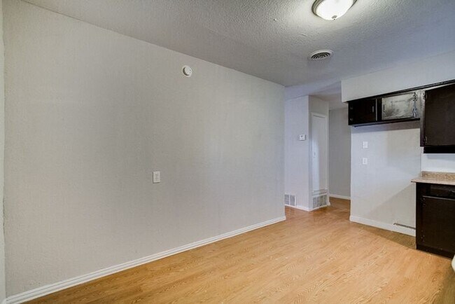Building Photo - *1 Month Free Rent w/ 24month lease. Good ...