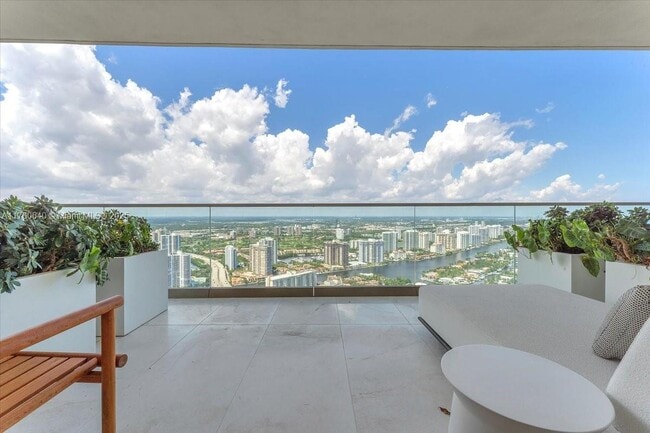 Foto del edificio - 18975 Collins Ave