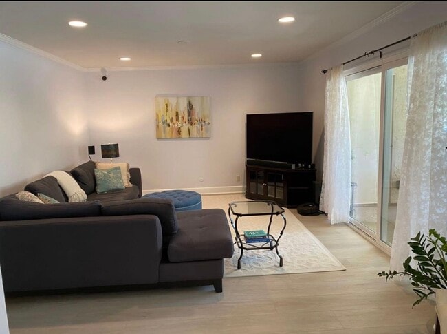 Building Photo - 8503 Villa La Jolla Dr