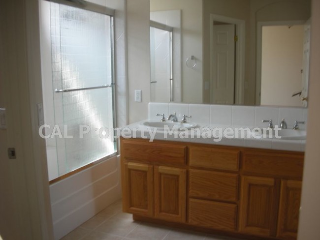 Building Photo - 3 Bedroom 2 bath home  Apply Now!