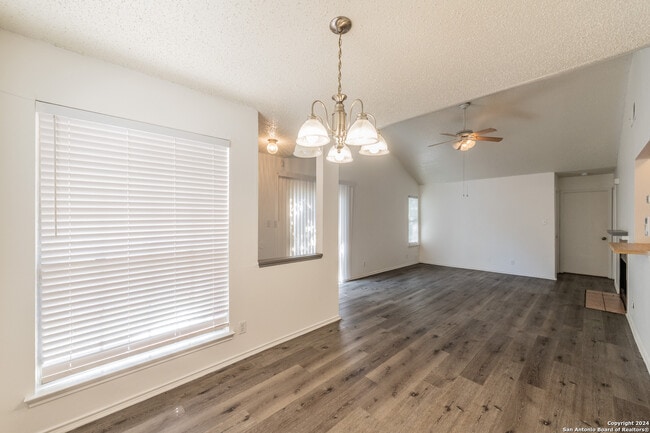 Foto del edificio - 7006 Silver Canyon