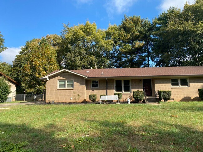 Foto del edificio - 4 BR, 2 BA, Fenced In Backyard with Storag...