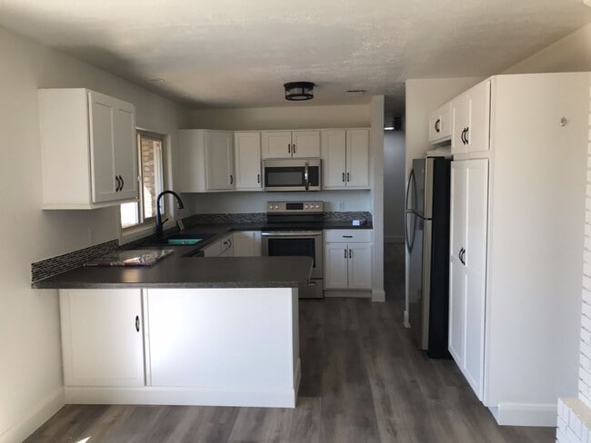 Building Photo - Beautifully remodeled 4 bedroom home with fully fenced backyard in Bloomington Hills with RV parking