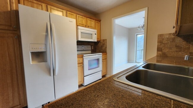 Building Photo - Spacious Condo For Lease