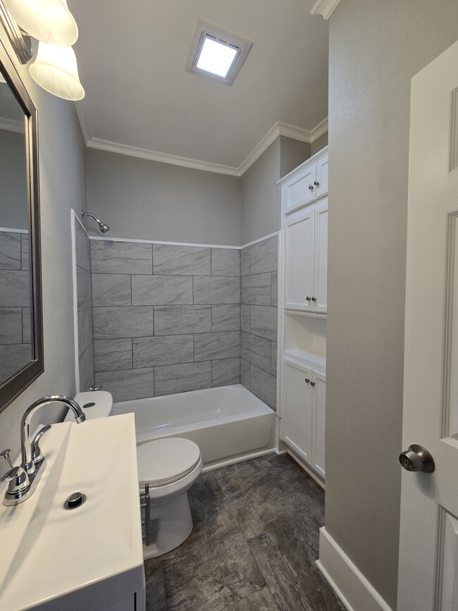 Building Photo - 328 Robinson Pl