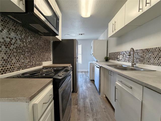 Building Photo - 220 E Woodin Blvd