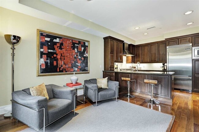 Building Photo - TH3 Henley Pl