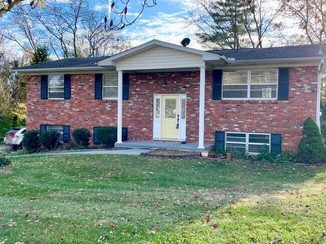 Updated 4 Bedroom, home Farragut! - Updated 4 Bedroom, home Farragut!