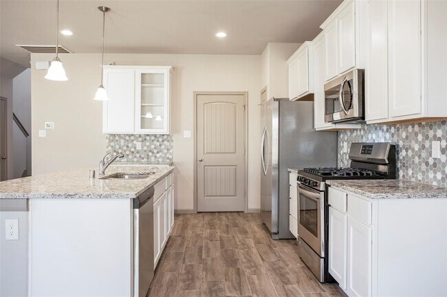 Foto del edificio - 7930 Cypress Dr