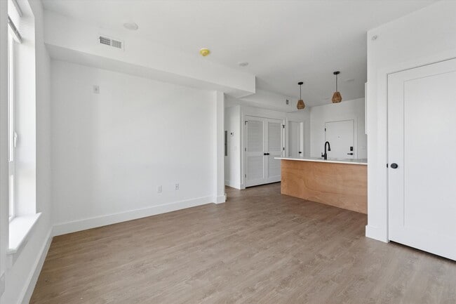 Interior Photo - 2520 N Front St