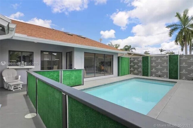 Building Photo - 270 SE 7th St