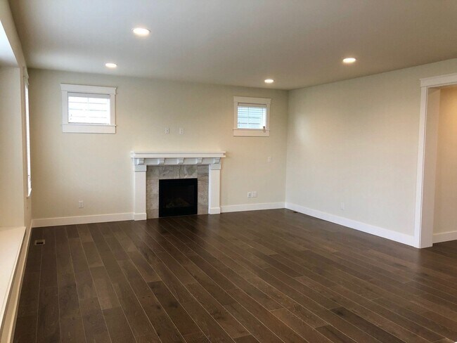 Building Photo - Luxury 5 Bedroom Home in Issaquah!