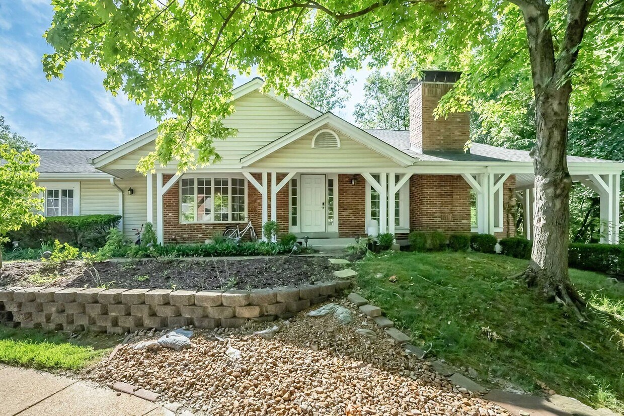 Primary Photo - Charming 4 Bedroom, 3.5 Bathroom Condo for...