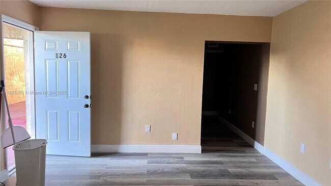 Foto del edificio - 301 NW 177th St