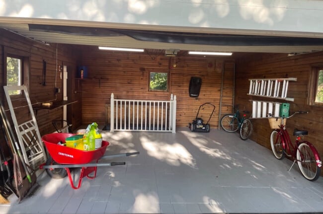 Garage - 20986 US-6