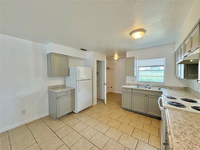 Building Photo - 2542 Elm Avenue