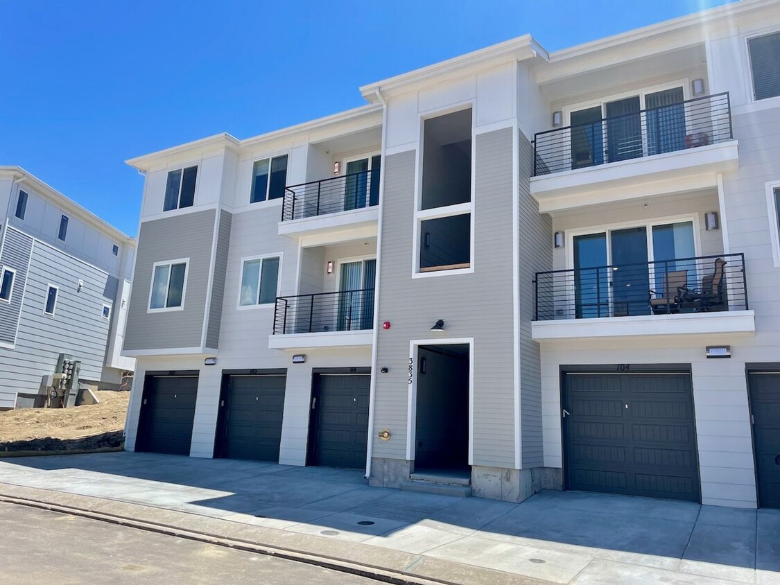 Primary Photo - MODERN LUXURY 2BD/2BA/2CAR CONDO in Briargate