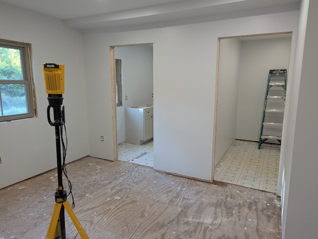 Owners Suite - 323 W Main St