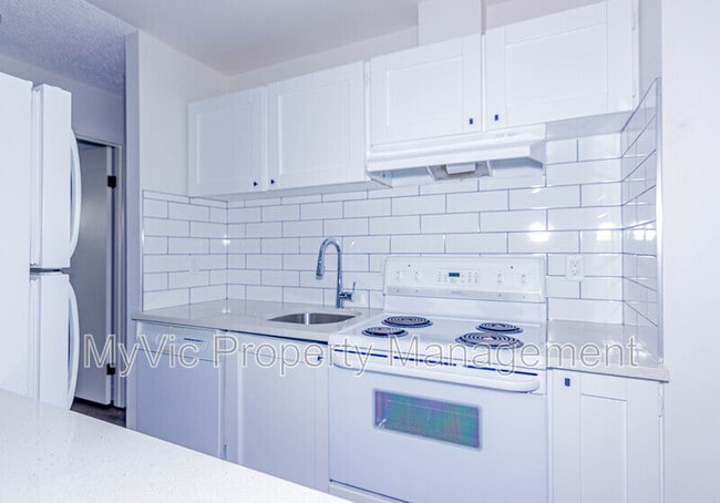 Building Photo - 3007-3035 35 St NW