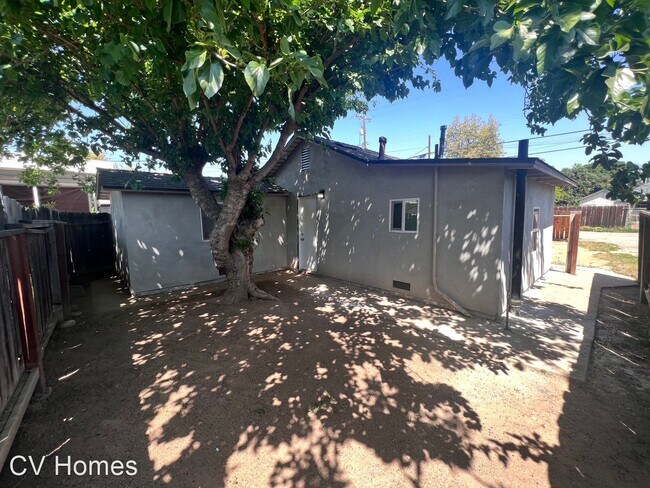Building Photo - 2 br, 1 bath House - 922 1/2 E St.