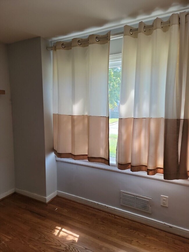 Foto del edificio - 8908 Mapleton Rd