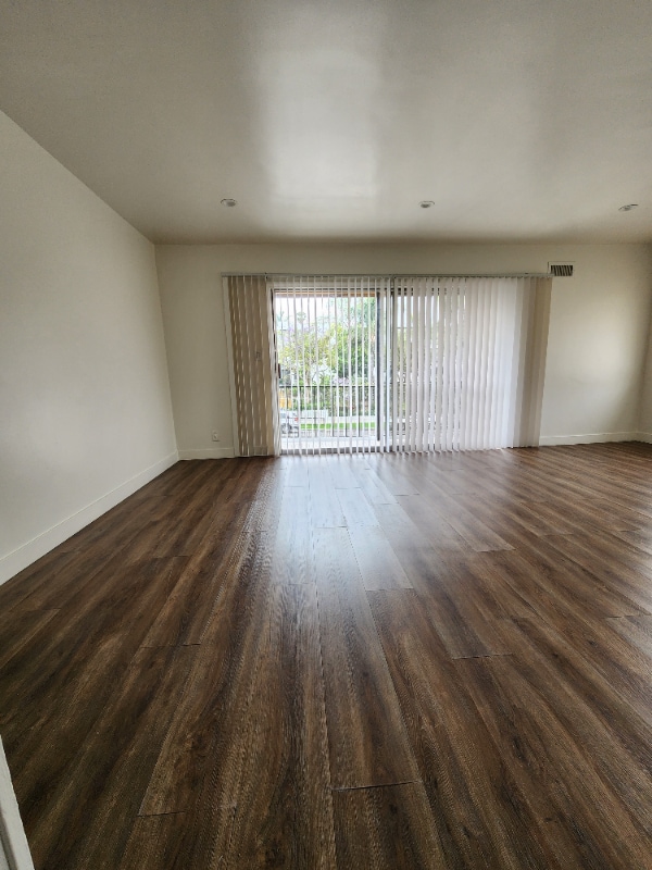 Foto del edificio - 1339 Hobart Blvd
